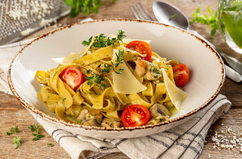 Феттучини с цыплёнком и песто